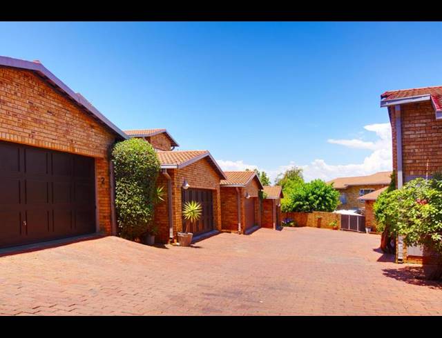 4 BEDROOM TOWNHOUSE FOR SALE IN VICTORY PARK